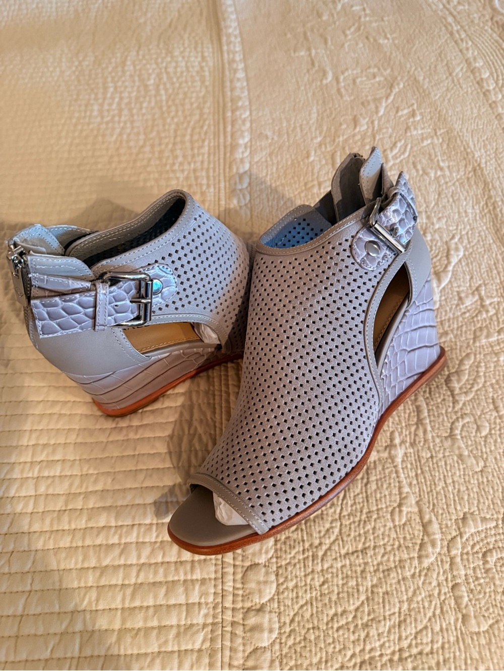 Donald Pliner Open Toe Grey Leather Sandals